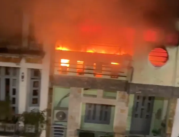 Ch&aacute;y nh&agrave; 3 tầng ở TP Hồ Ch&iacute; Minh v&agrave;o đ&ecirc;m Giao thừa- Ảnh 2.