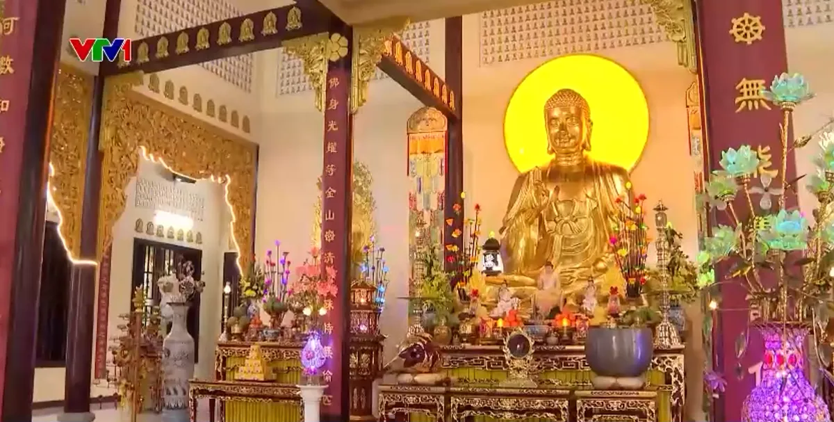 Người miền Trung đi lễ ch&ugrave;a đầu năm mới - Ảnh 1.