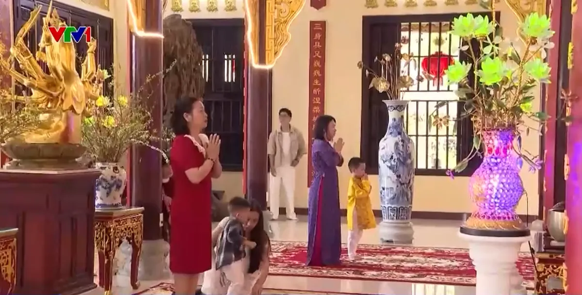 Người miền Trung đi lễ ch&ugrave;a đầu năm mới - Ảnh 3.