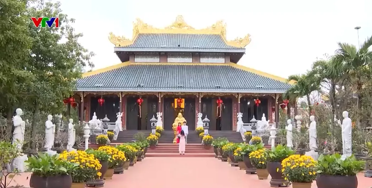 Người miền Trung đi lễ ch&ugrave;a đầu năm mới - Ảnh 2.