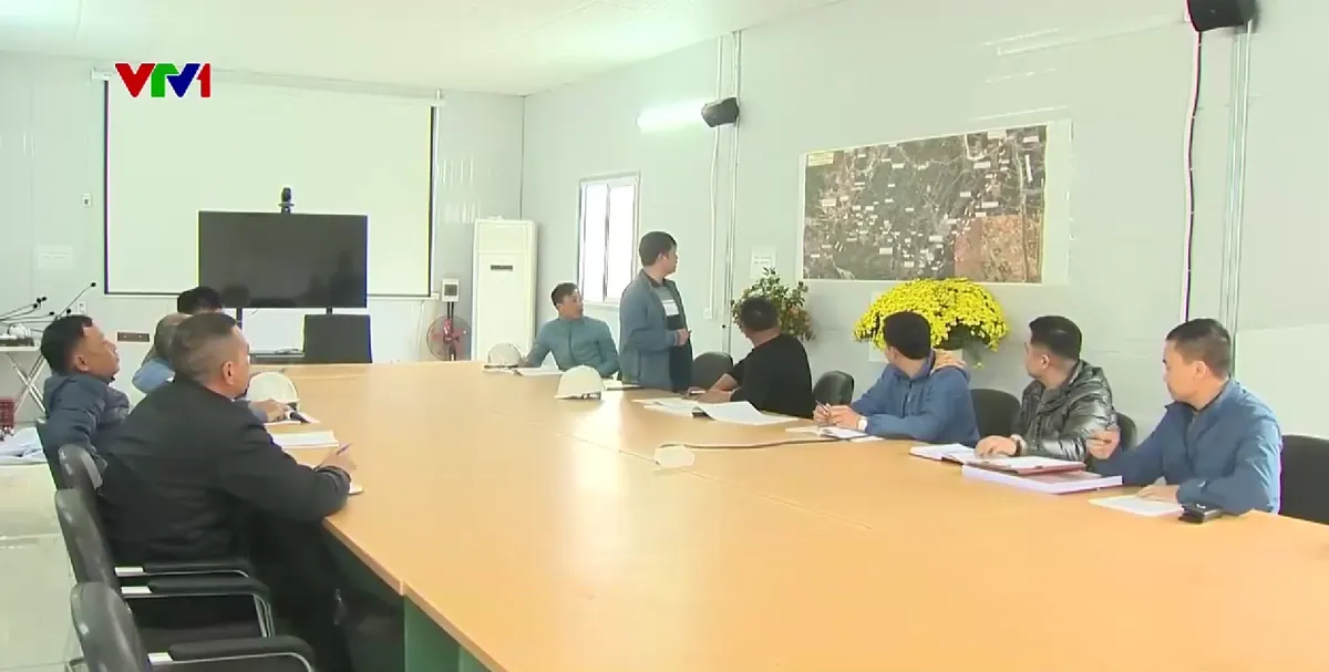 Thi đua ngay từ ng&agrave;y đầu Xu&acirc;n: S&ocirc;i động kh&iacute; thế thi c&ocirc;ng tr&ecirc;n c&aacute;c c&ocirc;ng trường trọng điểm - Ảnh 1.