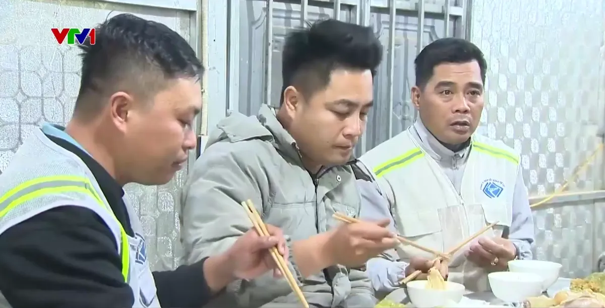 Thi đua ngay từ ng&agrave;y đầu Xu&acirc;n: S&ocirc;i động kh&iacute; thế thi c&ocirc;ng tr&ecirc;n c&aacute;c c&ocirc;ng trường trọng điểm - Ảnh 2.