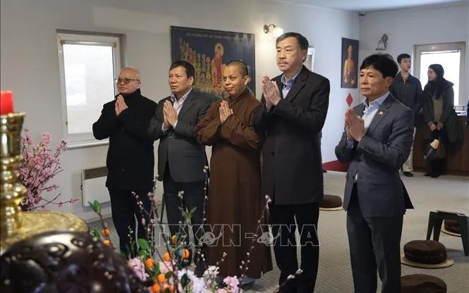 Đại sứ Dương Hoài Nam và đại diện lãnh đạo cộng đồng người Việt lễ tại Chùa Vĩnh Nghiêm, Praha, CH Czech (Ảnh: TTXVN)