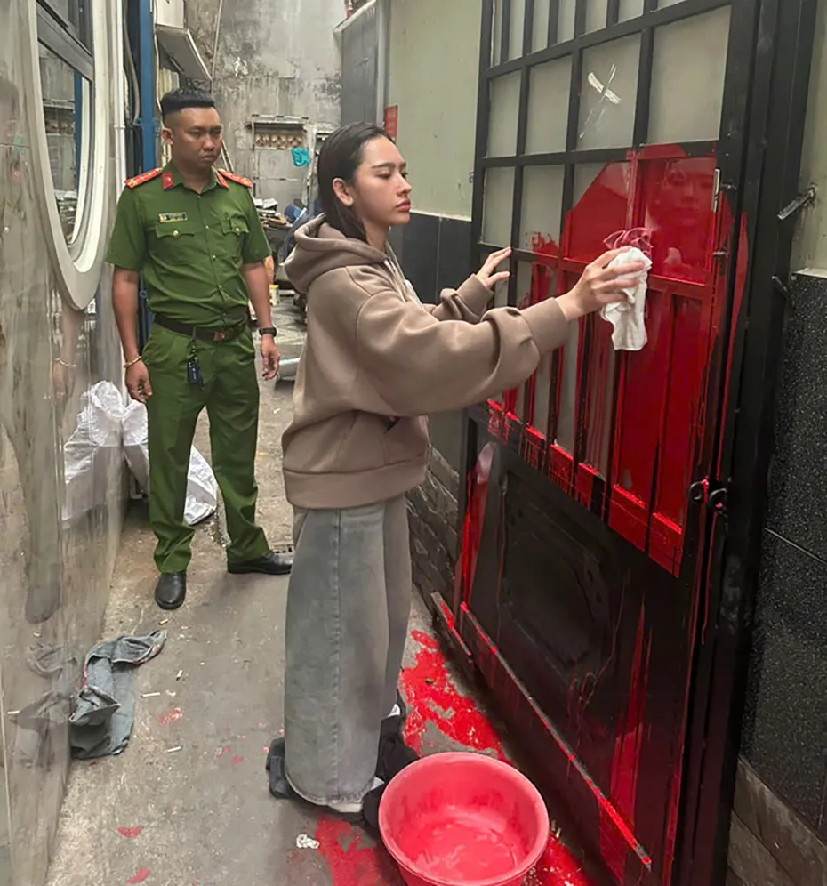 C&ocirc; g&aacute;i bị bắt giam v&igrave; tạt sơn nh&agrave; người y&ecirc;u cũ ở TP Hồ Ch&iacute; Minh- Ảnh 1.