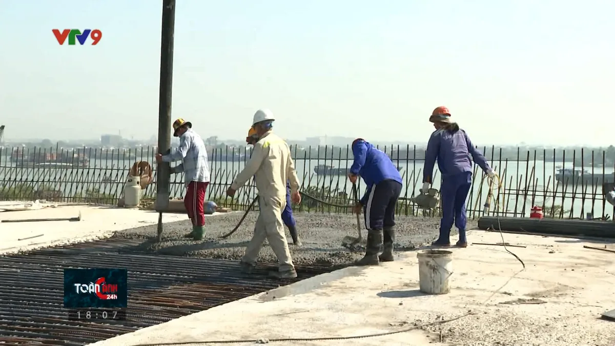 Những công nhân thi công xuyên Tết