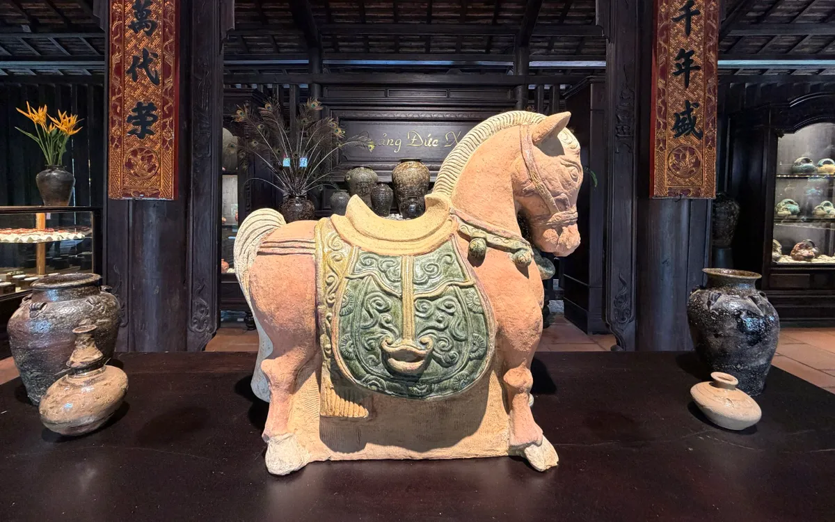 Tượng ngựa gốm đất nung Quảng Đức .