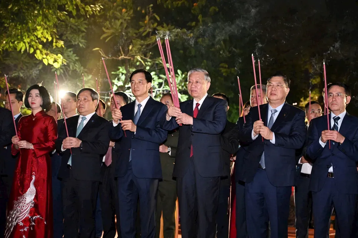 Tổng Bí thư Tô Lâm dâng hương tại Tượng đài Lý Thái Tổ, chúc Tết Đảng bộ và nhân dân Thủ đô Hà Nội- Ảnh 1. Tổng Bí thư Tô Lâm dâng hương tại Tượng đài Lý Thái Tổ, chúc Tết Đảng bộ và nhân dân Thủ đô Hà Nội- Ảnh 1.