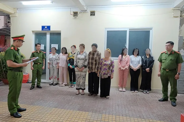 Đ&aacute;nh nhau do m&acirc;u thuẫn tranh kh&aacute;ch ở TP Hồ Ch&iacute; Minh, 9 phụ nữ bị khởi tố- Ảnh 2.