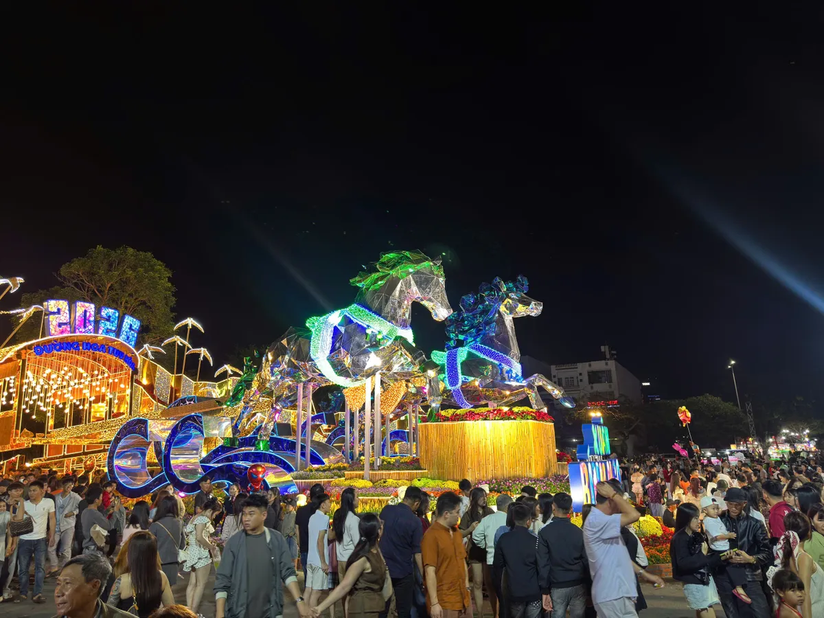 Đắk Lắk rực rỡ ph&aacute;o hoa đ&oacute;n Giao thừa Tết Nguy&ecirc;n đ&aacute;n B&iacute;nh Ngọ 2026- Ảnh 2.