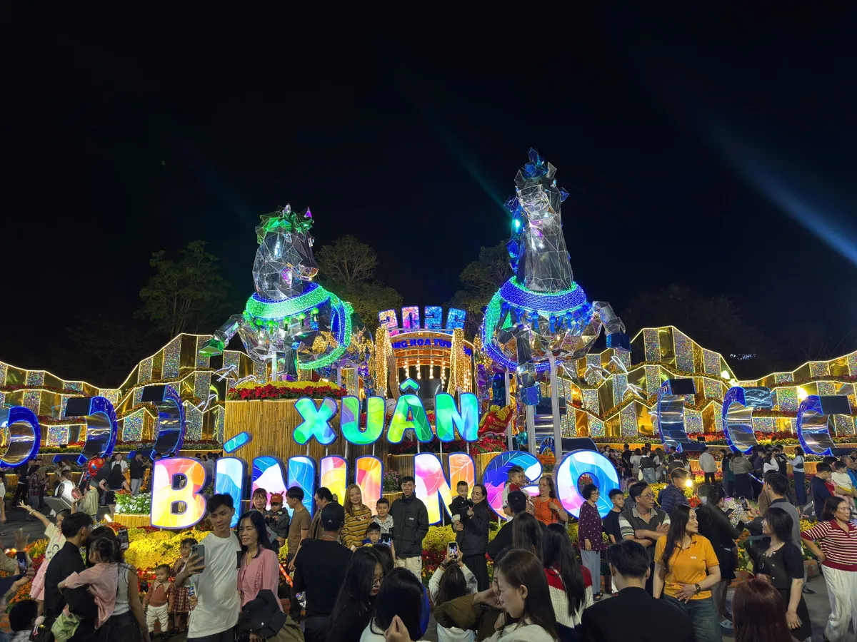 Đắk Lắk rực rỡ ph&aacute;o hoa đ&oacute;n Giao thừa Tết Nguy&ecirc;n đ&aacute;n B&iacute;nh Ngọ 2026- Ảnh 6.