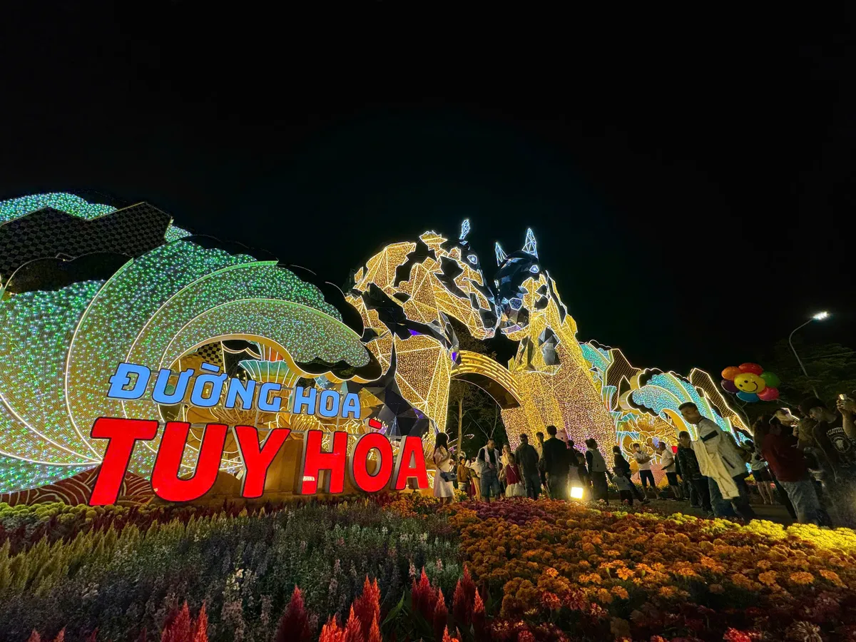 Đắk Lắk rực rỡ ph&aacute;o hoa đ&oacute;n Giao thừa Tết Nguy&ecirc;n đ&aacute;n B&iacute;nh Ngọ 2026- Ảnh 5.