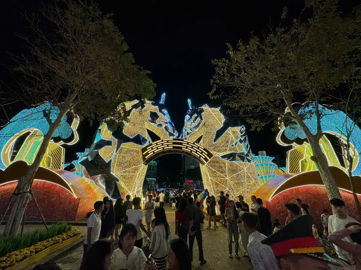 Đắk Lắk rực rỡ ph&aacute;o hoa đ&oacute;n Giao thừa Tết Nguy&ecirc;n đ&aacute;n B&iacute;nh Ngọ 2026- Ảnh 4.