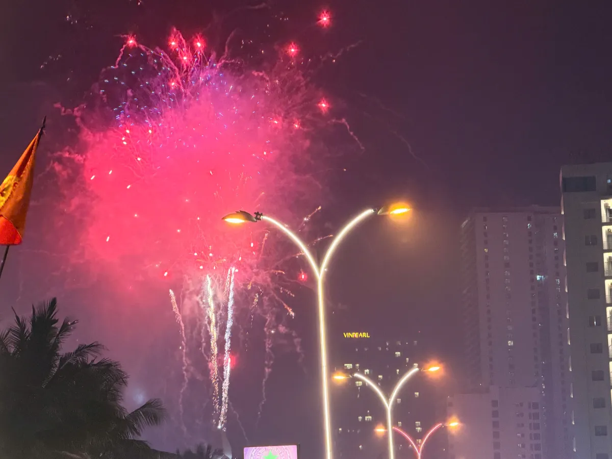 Nha Trang đ&ecirc;m Giao thừa: "Biển người" đợi ph&aacute;o hoa, phố biển kh&ocirc;ng ngủ đ&oacute;n ch&agrave;o năm B&iacute;nh Ngọ - Ảnh 6.