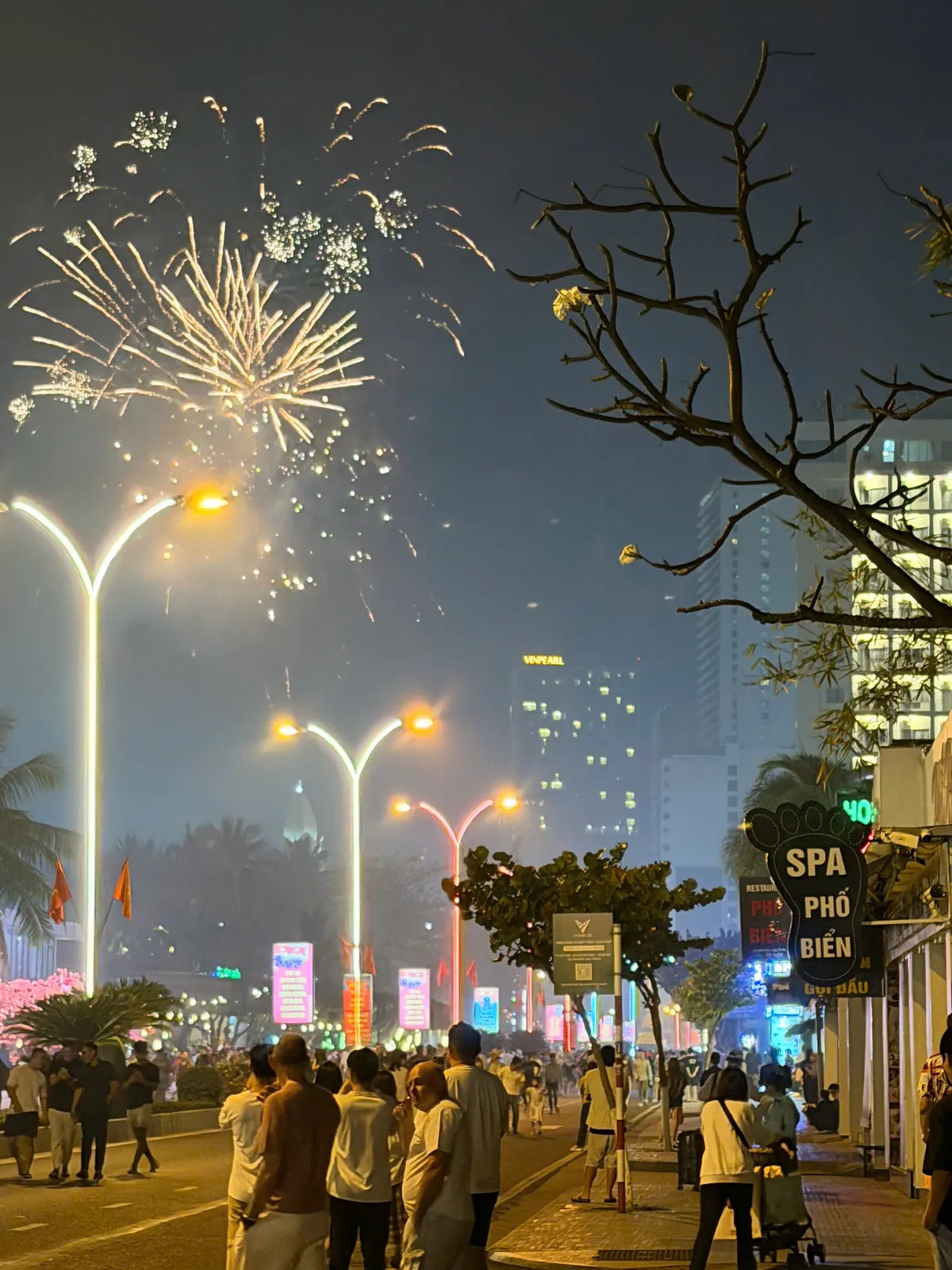Nha Trang đ&ecirc;m Giao thừa: "Biển người" đợi ph&aacute;o hoa, phố biển kh&ocirc;ng ngủ đ&oacute;n ch&agrave;o năm B&iacute;nh Ngọ - Ảnh 7.