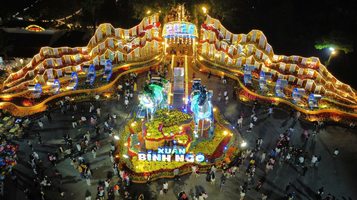 Đắk Lắk rực rỡ ph&aacute;o hoa đ&oacute;n Giao thừa Tết Nguy&ecirc;n đ&aacute;n B&iacute;nh Ngọ 2026- Ảnh 8.