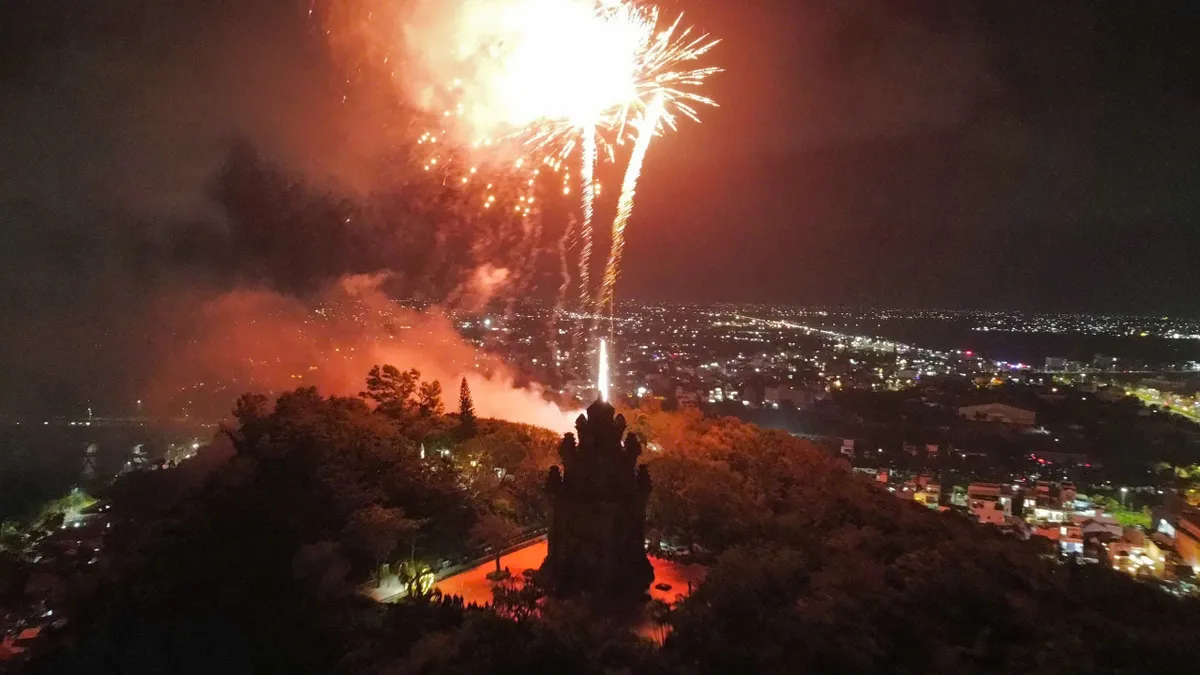 Đắk Lắk rực rỡ ph&aacute;o hoa đ&oacute;n Giao thừa Tết Nguy&ecirc;n đ&aacute;n B&iacute;nh Ngọ 2026- Ảnh 1.