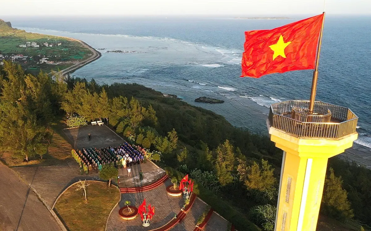 Thiêng liêng Lễ chào cờ đầu năm trên đỉnh núi Thới Lới