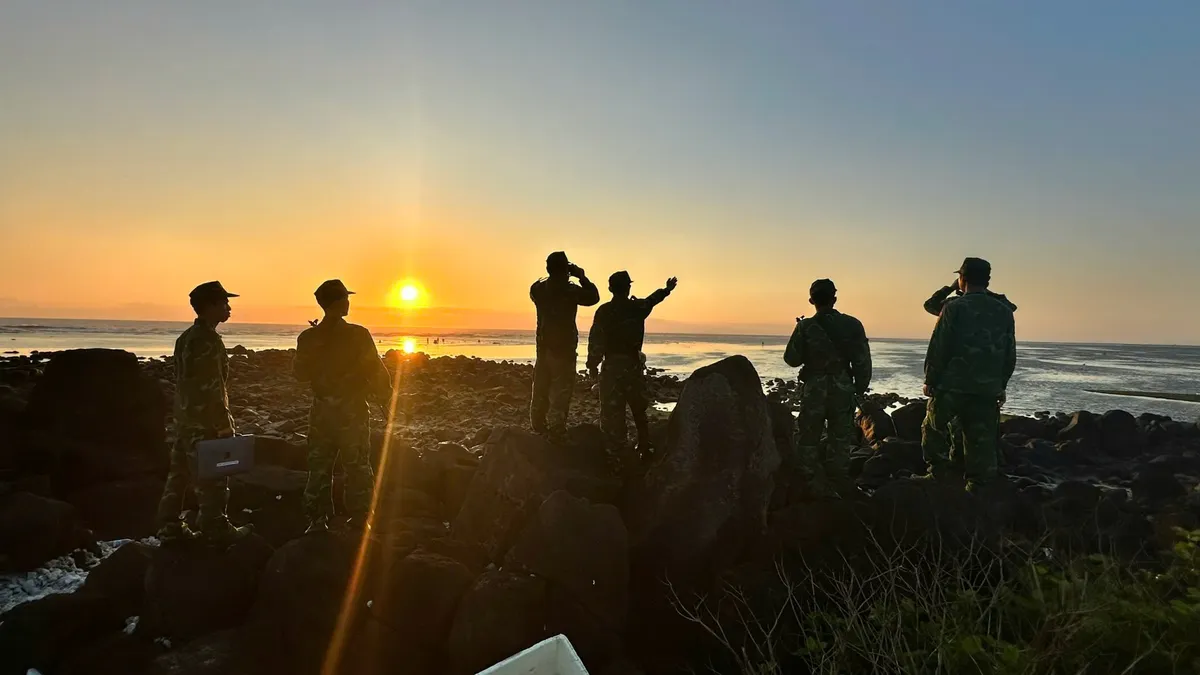 Quảng Ng&atilde;i Thi&ecirc;ng li&ecirc;ng Lễ ch&agrave;o cờ đầu năm tr&ecirc;n đỉnh n&uacute;i Thới Lới- Ảnh 5.