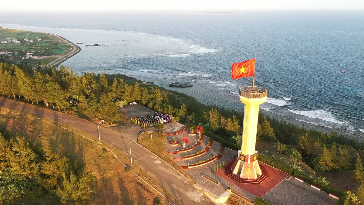 Quảng Ng&atilde;i Thi&ecirc;ng li&ecirc;ng Lễ ch&agrave;o cờ đầu năm tr&ecirc;n đỉnh n&uacute;i Thới Lới- Ảnh 4.