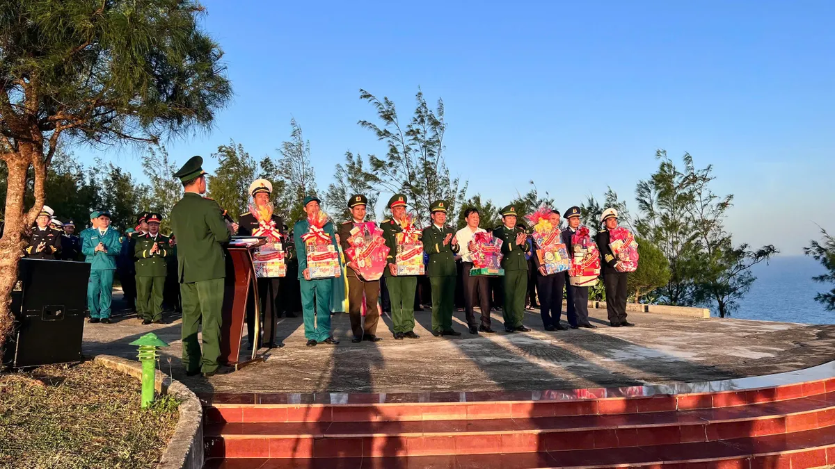 Quảng Ng&atilde;i Thi&ecirc;ng li&ecirc;ng Lễ ch&agrave;o cờ đầu năm tr&ecirc;n đỉnh n&uacute;i Thới Lới- Ảnh 2.