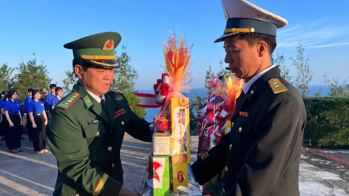 Quảng Ng&atilde;i Thi&ecirc;ng li&ecirc;ng Lễ ch&agrave;o cờ đầu năm tr&ecirc;n đỉnh n&uacute;i Thới Lới- Ảnh 3.