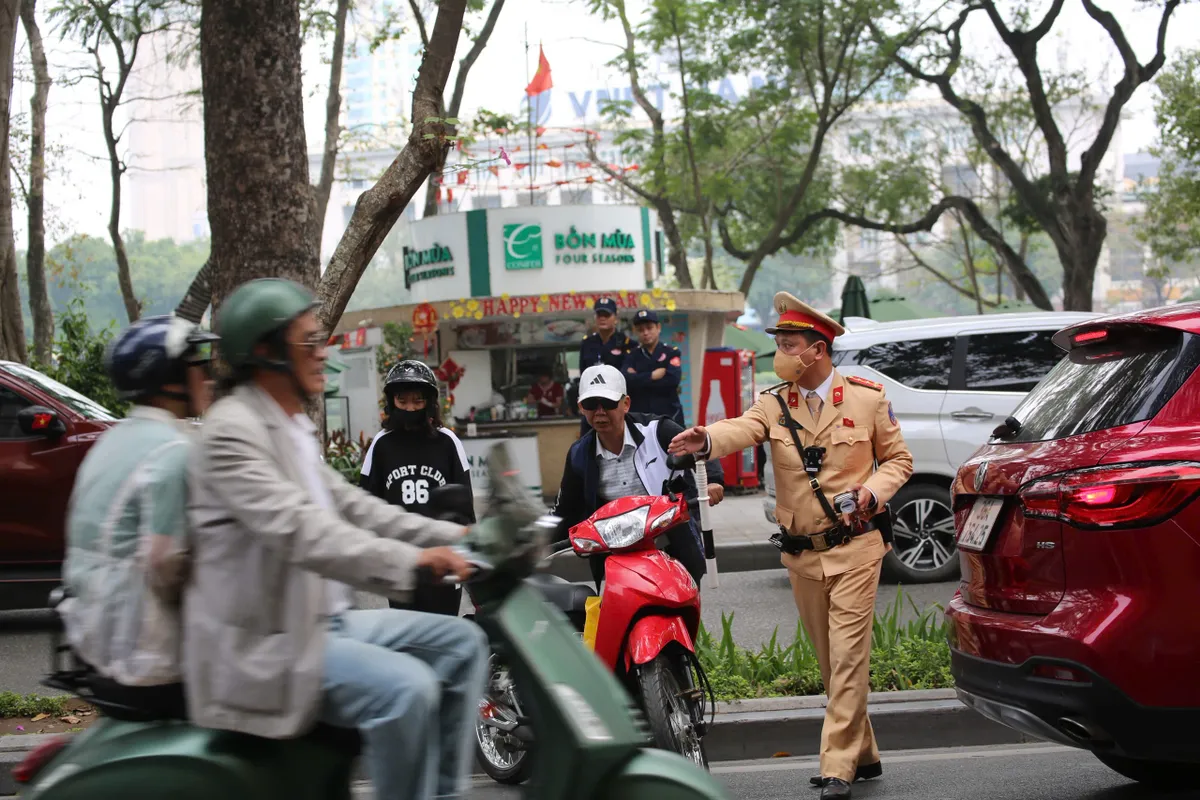 H&agrave; Nội đồng loạt kiểm so&aacute;t nồng độ cồn từ s&aacute;ng M&ugrave;ng 1 Tết - Ảnh 2.
