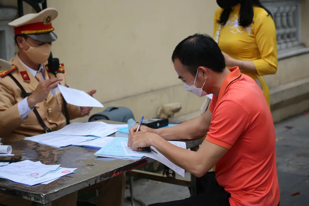 H&agrave; Nội đồng loạt kiểm so&aacute;t nồng độ cồn từ s&aacute;ng M&ugrave;ng 1 Tết - Ảnh 3.