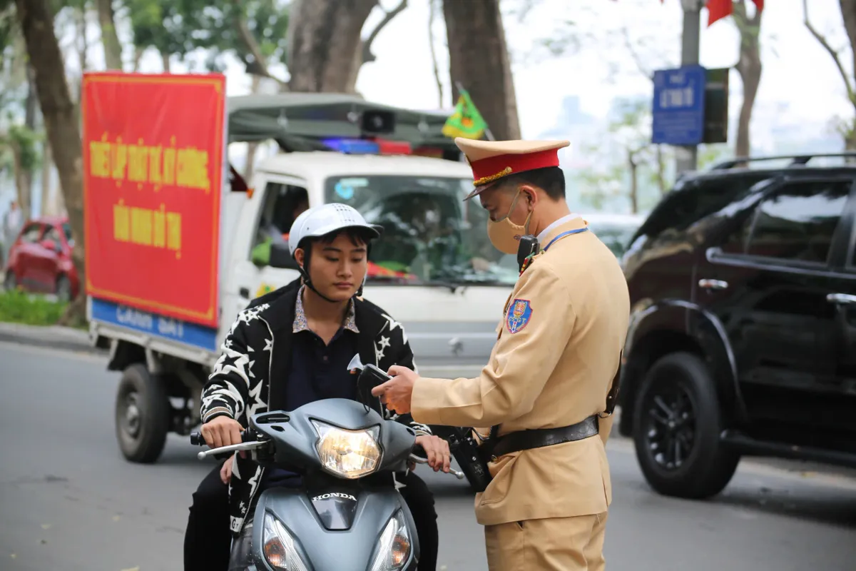 H&agrave; Nội đồng loạt kiểm so&aacute;t nồng độ cồn từ s&aacute;ng M&ugrave;ng 1 Tết - Ảnh 1.