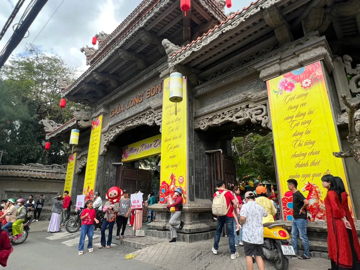 Dấu ấn tâm linh đầu xuân miền Trung: Từ lễ Mẫu Khánh Hòa đến lễ chùa phố biển- Ảnh 6. Dấu ấn tâm linh đầu xuân miền Trung: Từ lễ Mẫu Khánh Hòa đến lễ chùa phố biển- Ảnh 6.