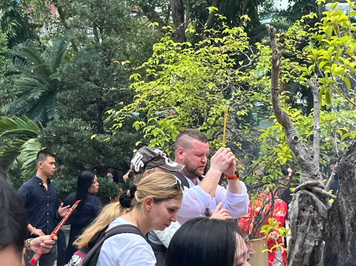 Dấu ấn tâm linh đầu xuân miền Trung: Từ lễ Mẫu Khánh Hòa đến lễ chùa phố biển- Ảnh 11. Dấu ấn tâm linh đầu xuân miền Trung: Từ lễ Mẫu Khánh Hòa đến lễ chùa phố biển- Ảnh 11.