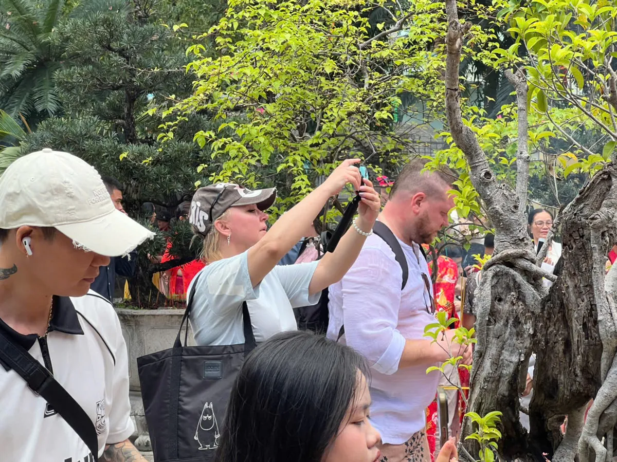 Dấu ấn tâm linh đầu xuân miền Trung: Từ lễ Mẫu Khánh Hòa đến lễ chùa phố biển- Ảnh 9. Dấu ấn tâm linh đầu xuân miền Trung: Từ lễ Mẫu Khánh Hòa đến lễ chùa phố biển- Ảnh 9.