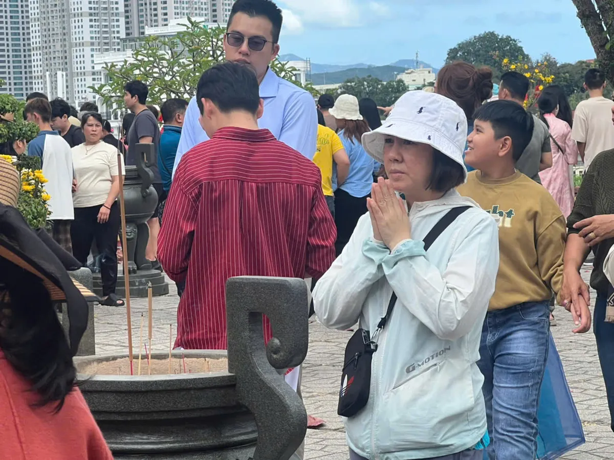 Dấu ấn tâm linh đầu xuân miền Trung: Từ lễ Mẫu Khánh Hòa đến lễ chùa phố biển- Ảnh 3. Dấu ấn tâm linh đầu xuân miền Trung: Từ lễ Mẫu Khánh Hòa đến lễ chùa phố biển- Ảnh 3.