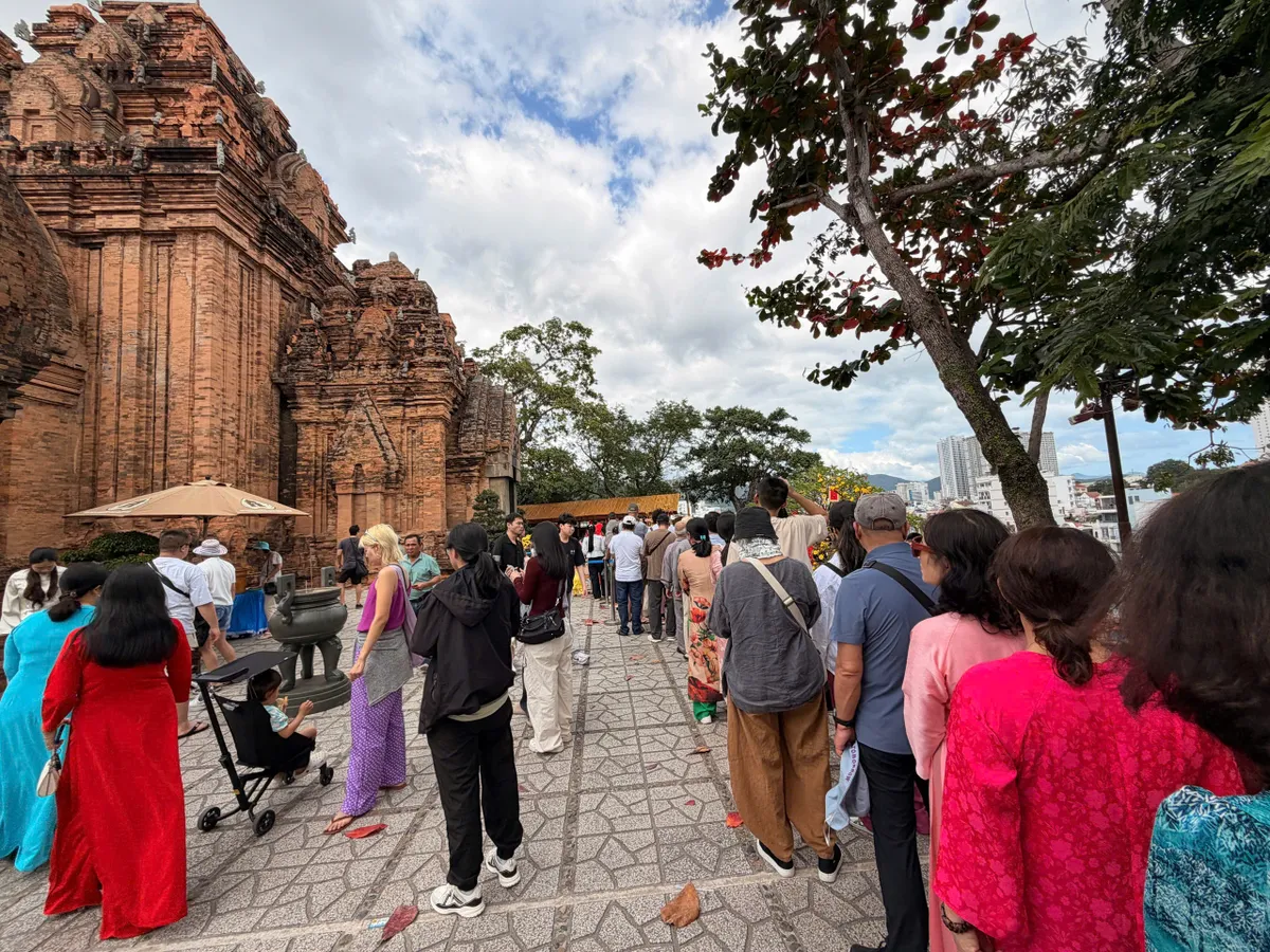 Dấu ấn tâm linh đầu xuân miền Trung: Từ lễ Mẫu Khánh Hòa đến lễ chùa phố biển- Ảnh 1. Dấu ấn tâm linh đầu xuân miền Trung: Từ lễ Mẫu Khánh Hòa đến lễ chùa phố biển- Ảnh 1.