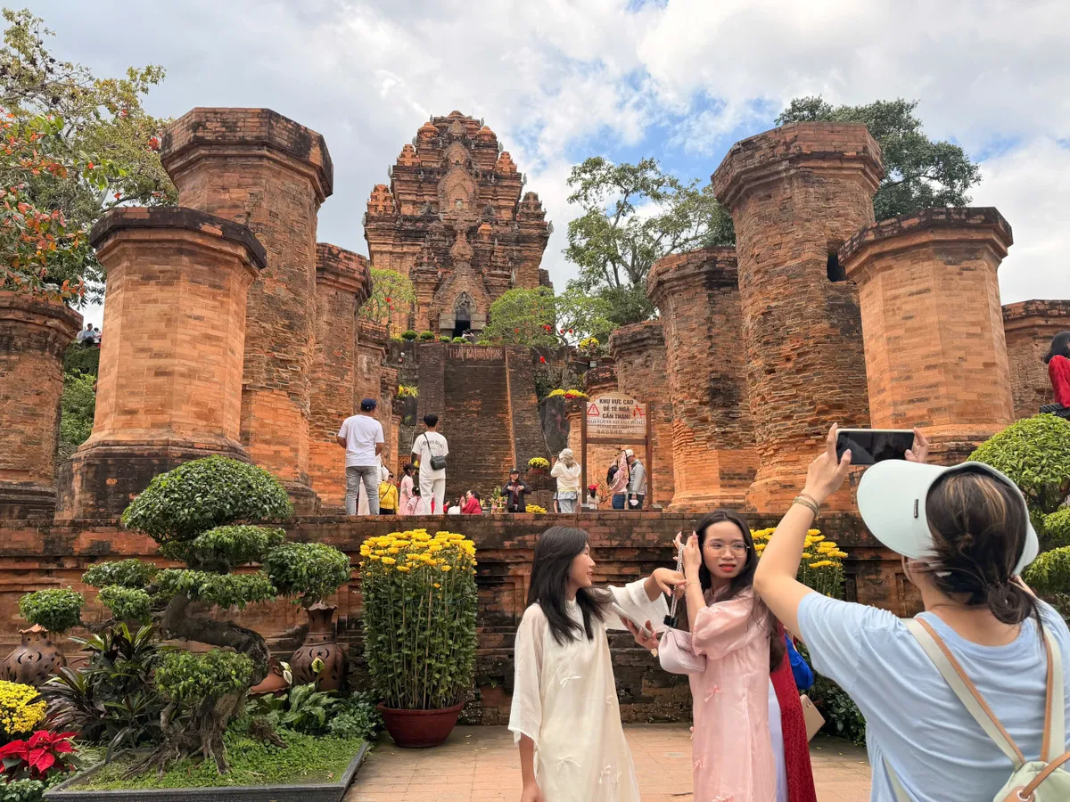 Dấu ấn tâm linh đầu xuân miền Trung: Từ lễ Mẫu Khánh Hòa đến lễ chùa phố biển- Ảnh 5. Dấu ấn tâm linh đầu xuân miền Trung: Từ lễ Mẫu Khánh Hòa đến lễ chùa phố biển- Ảnh 5.