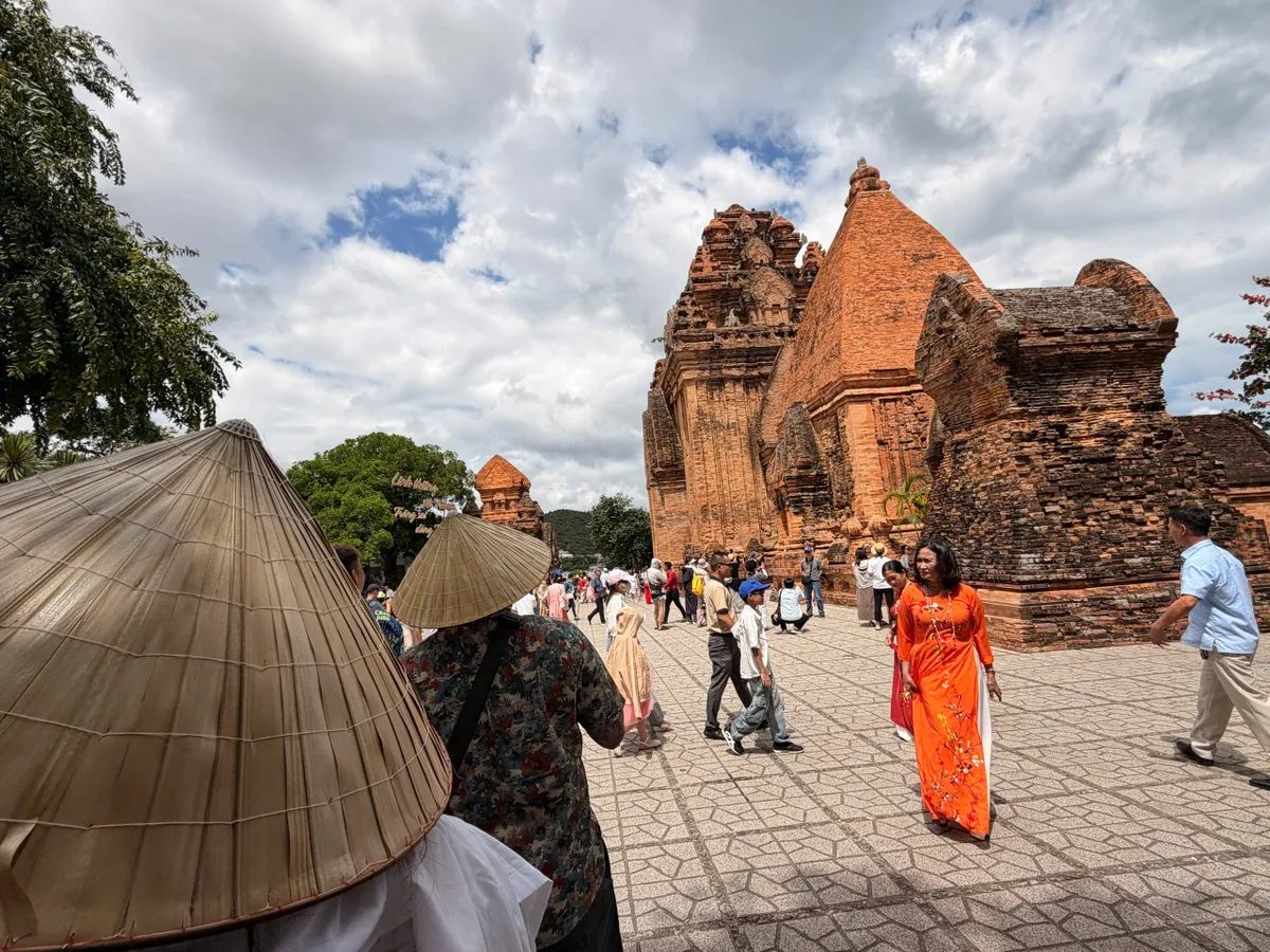 Dấu ấn tâm linh đầu xuân miền Trung: Từ lễ Mẫu Khánh Hòa đến lễ chùa phố biển- Ảnh 4. Dấu ấn tâm linh đầu xuân miền Trung: Từ lễ Mẫu Khánh Hòa đến lễ chùa phố biển- Ảnh 4.