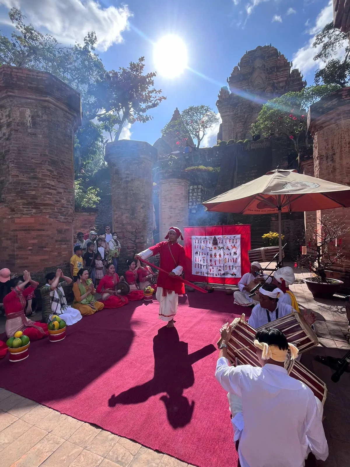 Rộn ràng điệu múa Chăm, du khách trẩy hội Tháp Bà- Ảnh 1. Rộn ràng điệu múa Chăm, du khách trẩy hội Tháp Bà- Ảnh 1.