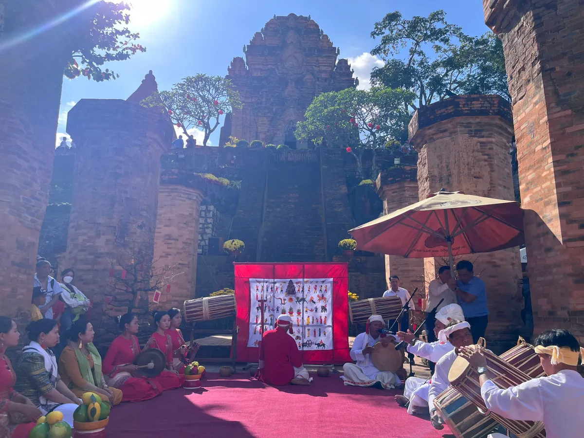 Rộn ràng điệu múa Chăm, du khách trẩy hội Tháp Bà- Ảnh 2. Rộn ràng điệu múa Chăm, du khách trẩy hội Tháp Bà- Ảnh 2.