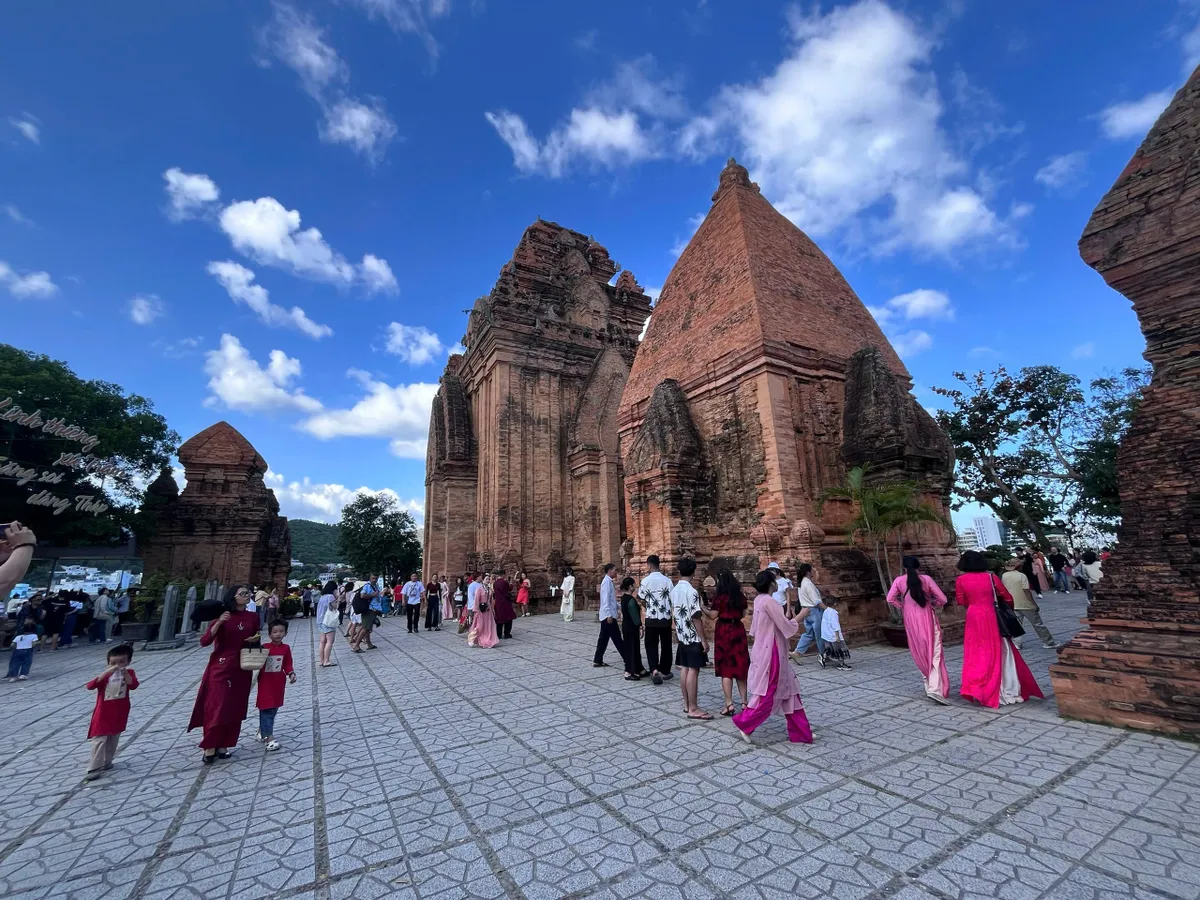 Rộn ràng điệu múa Chăm, du khách trẩy hội Tháp Bà- Ảnh 5. Rộn ràng điệu múa Chăm, du khách trẩy hội Tháp Bà- Ảnh 5.