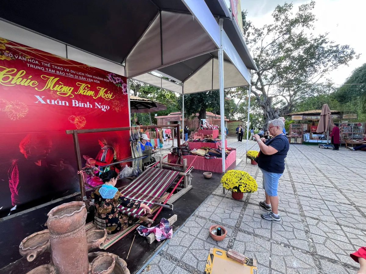 Rộn ràng điệu múa Chăm, du khách trẩy hội Tháp Bà- Ảnh 3. Rộn ràng điệu múa Chăm, du khách trẩy hội Tháp Bà- Ảnh 3.