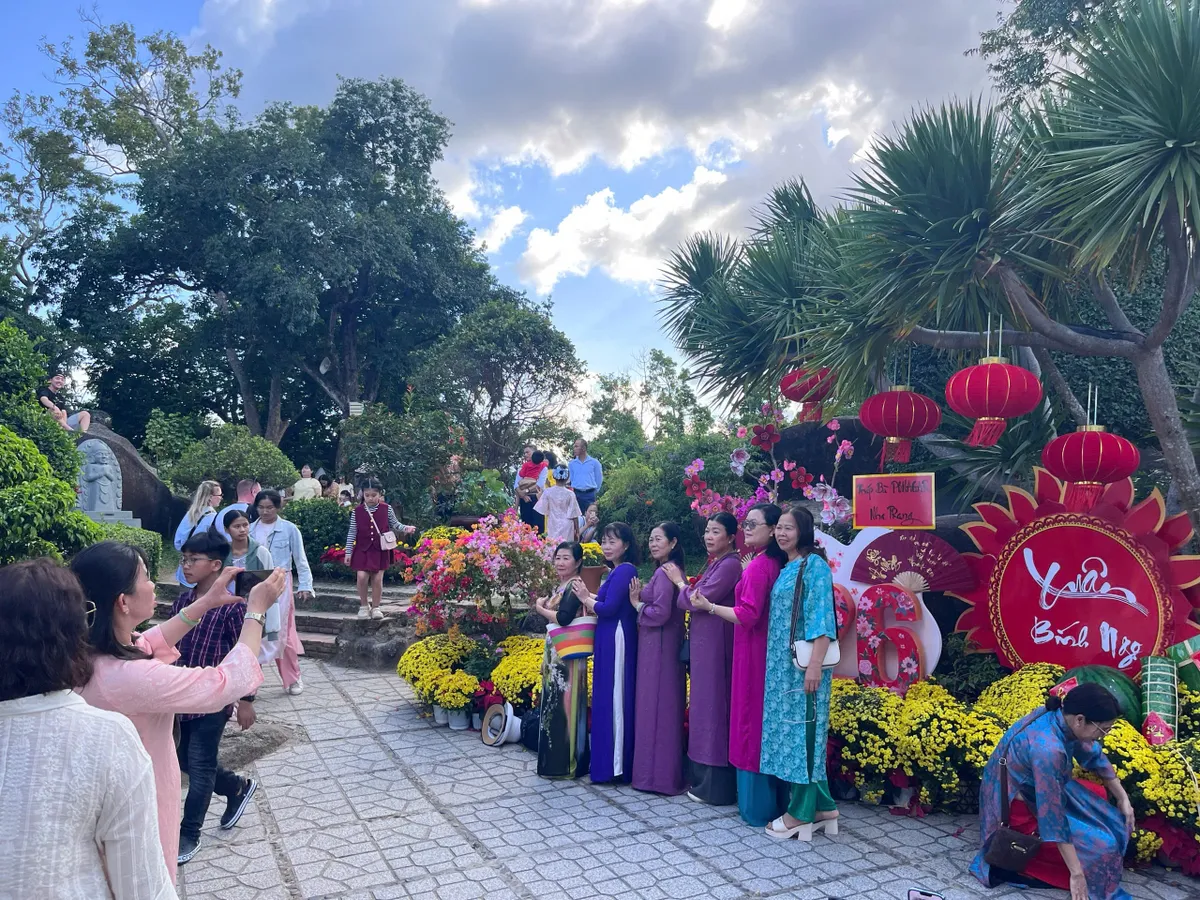 Rộn ràng điệu múa Chăm, du khách trẩy hội Tháp Bà- Ảnh 4. Rộn ràng điệu múa Chăm, du khách trẩy hội Tháp Bà- Ảnh 4.