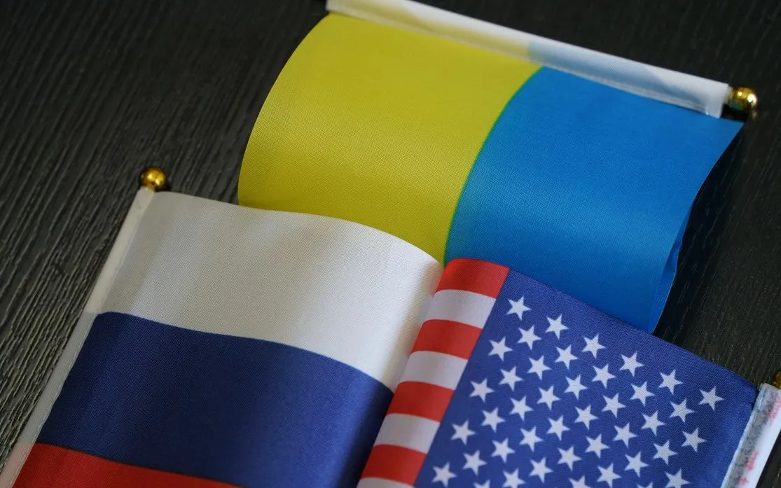 Cờ của Nga, Mỹ và Ukraine (Ảnh: Future Publishing/Getty Images)