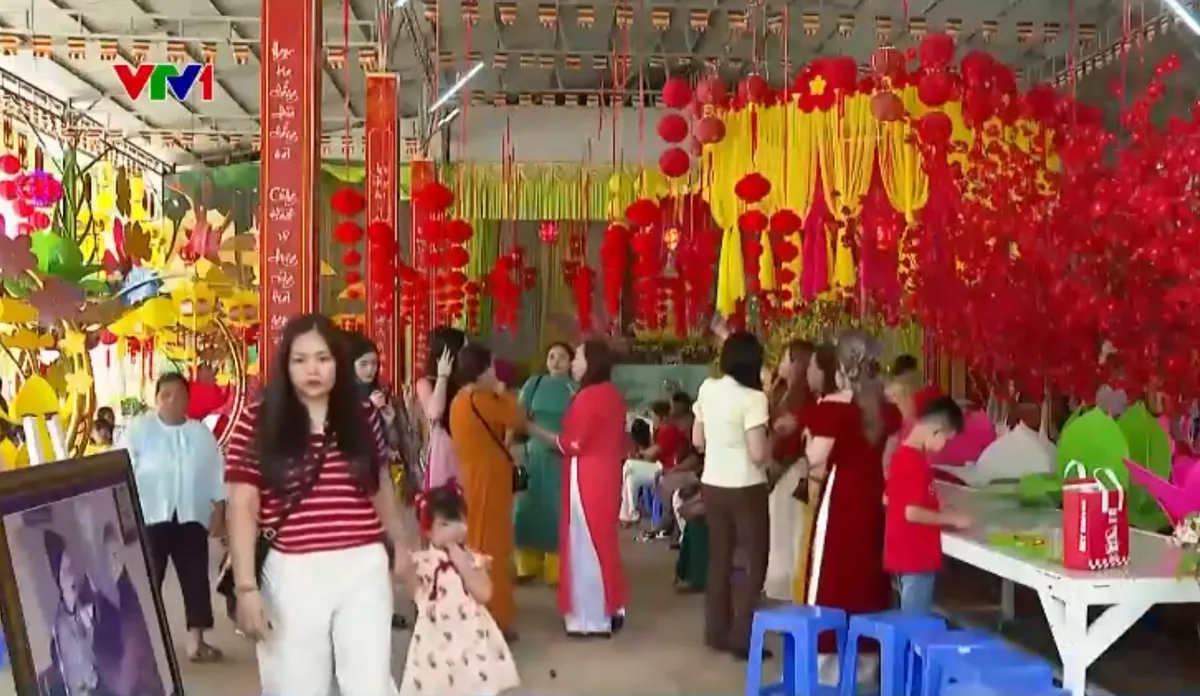 N&eacute;t xu&acirc;n Việt tr&ecirc;n đất nước ch&ugrave;a th&aacute;p- Ảnh 1.