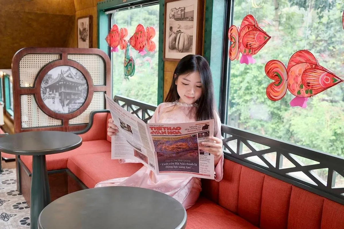 "Chờ mùa xuân về": Khi Hanoi Train trở thành nghi thức trở về của đôi thi - Ảnh 2.