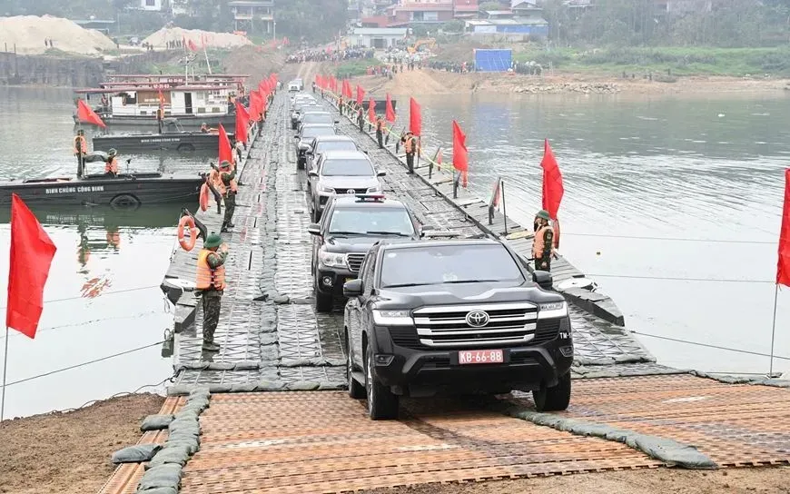 Thủ tướng Phạm Minh Ch&iacute;nh gửi thư khen c&aacute;c đơn vị ho&agrave;n th&agrave;nh &ldquo;thần tốc&rdquo; cầu phao s&ocirc;ng L&ocirc; trước 29 Tết- Ảnh 1.