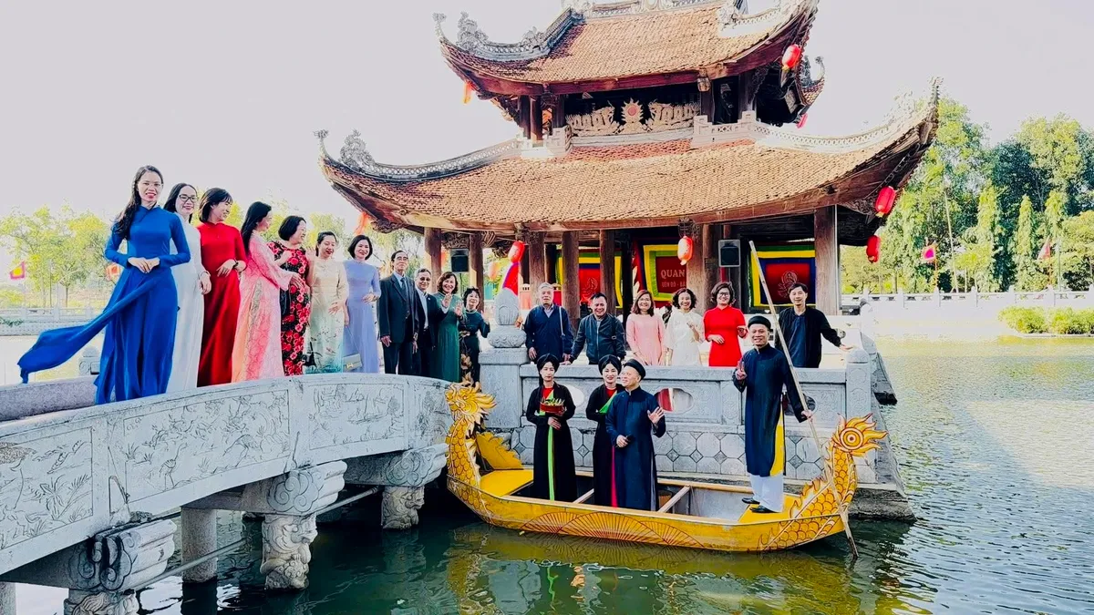 "Chờ mùa xuân về": Khi Hanoi Train trở thành nghi thức trở về của đôi thi - Ảnh 3.