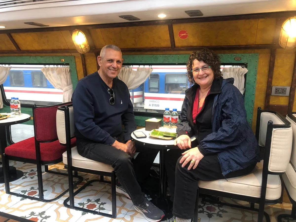 "Chờ mùa xuân về": Khi Hanoi Train trở thành nghi thức trở về của đôi thi - Ảnh 4.