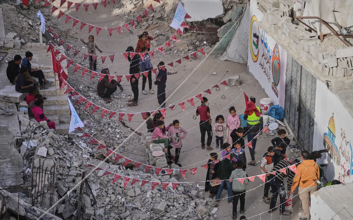 Người dân Palestine treo đồ trang trí chuẩn bị cho tháng lễ Ramadan trong khung cảnh đổ nát của những ngôi nhà bị phá hủy ở Khan Younis, phía Nam Dải Gaza, ngày 15/2/2026 (Ảnh: AP)