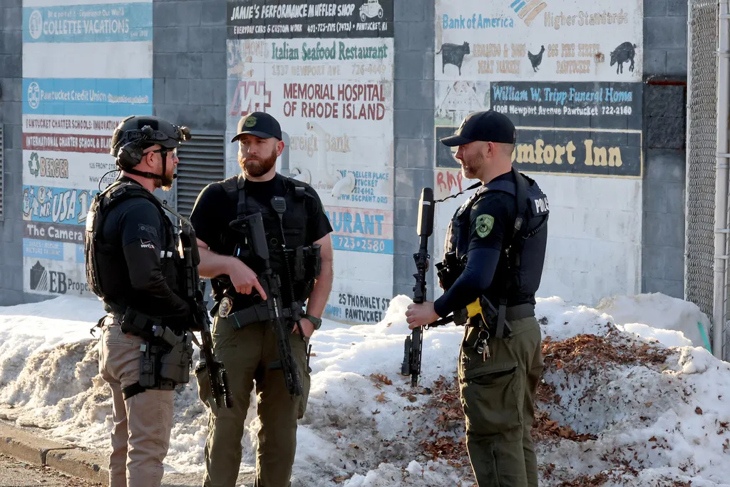 Xả súng tại sân trượt băng ở Rhode Island (Mỹ) khiến nhiều người thương vong - Ảnh 1.