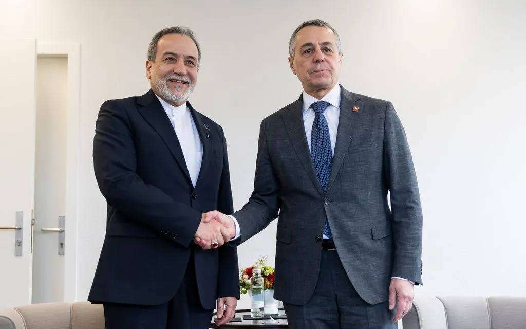 Ngoại trưởng Thụy Sĩ và Ngoại trưởng Iran (trái) trong cuộc gặp song phương tại Geneva, Thụy Sĩ, ngày 17/2/2026 (Ảnh: AP)