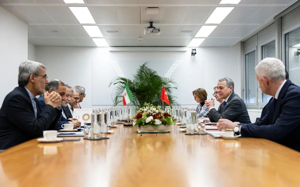 Ngoại trưởng Thụy Sĩ và Ngoại trưởng Iran trong cuộc gặp song phương giữa Thụy Sĩ và Iran, tại Geneve, Thụy Sĩ, ngày 17/2/2026 (Ảnh: AP)